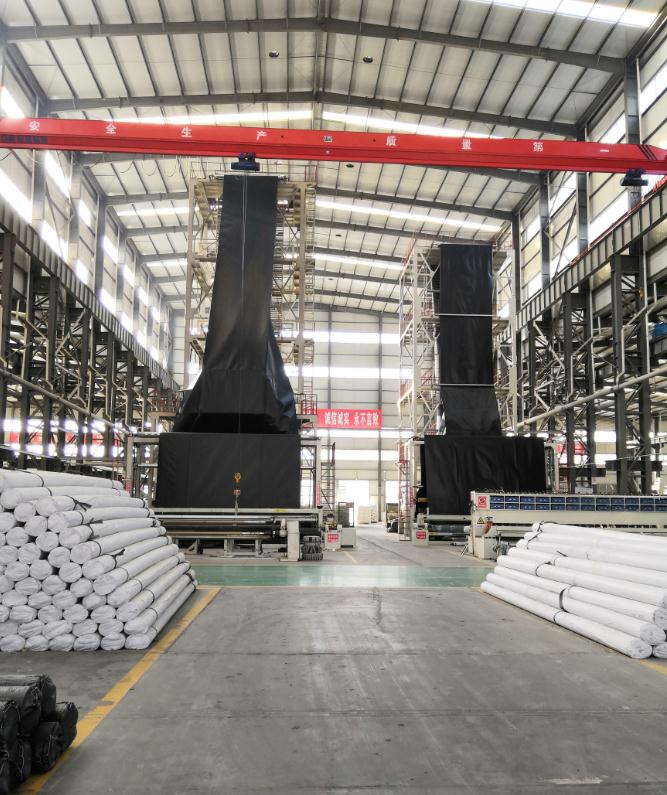 公司两台土工膜生产设备